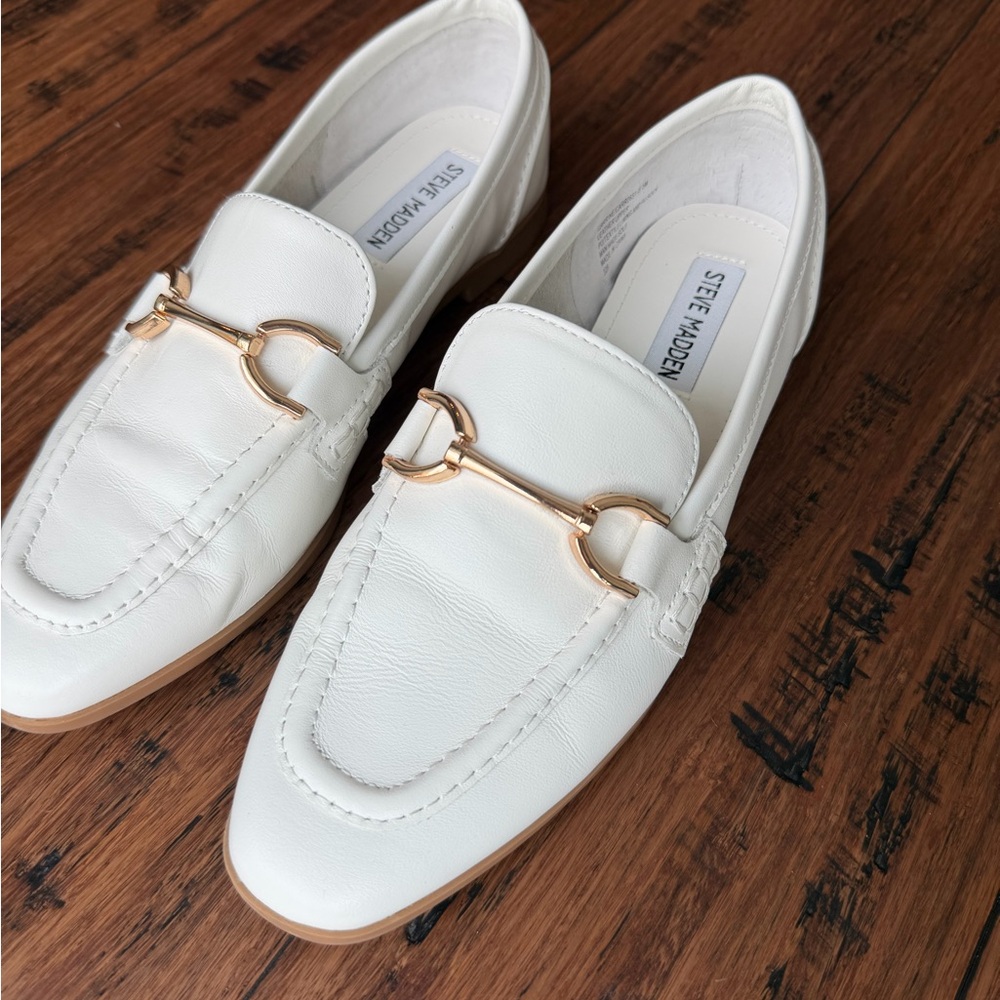 Steve Madden Carrine Women’s White Loafers with Gold Accent size 6.5
